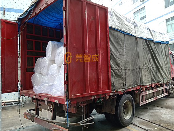 功夫不負有心人，這句話，小編想送給剛拿下120噸口罩針刺棉訂單的東莞智成纖維業(yè)務(wù)符經(jīng)理。每一場合作的背后，都不是一件容易的事，能成功合作，或是客戶覺得合作方品牌可靠，亦或是相關(guān)人員服務(wù)周到。 6月17日，東莞智成纖維業(yè)務(wù)符經(jīng)理終于獲得深圳鐘先生的認可。回憶起與深圳鐘先生初見，是兩天前的6月15日，這次登門拜訪，是深圳鐘先生上門考察東莞智成纖維。此次考察智成，獲得了深圳鐘先生的極大認可，從鐘先生口中得知，鐘先生此前對比了很多廠家，但只有東莞智成纖維的環(huán)境衛(wèi)生能達到他的標(biāo)準(zhǔn)，這也是智成人平時做好7s管理的體現(xiàn)。 6月15日當(dāng)天下午東莞智成纖維業(yè)務(wù)吳總監(jiān)到深圳和鐘先生協(xié)商價格、合作等問題。晚上11點，智成纖維業(yè)務(wù)符經(jīng)理不辭辛勞，把剛打好的樣品送到深圳，讓鐘先生試樣。 第三、第四次，是6月16日，符經(jīng)理帶上張技術(shù)上門進行技術(shù)指導(dǎo)。前前后后兩天時間，終得深圳鐘先生一句：合同馬上簽給你。 前有劉備三顧茅廬，后有智成符經(jīng)理4次登門拜訪，兩者終得盡善盡美。東莞智成纖維的每一位銷售人員，秉承著用心、不懈怠任何一位客戶的工作態(tài)度，為客戶服務(wù)著。