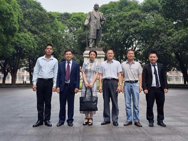 智成總經理和華南理工領導合影