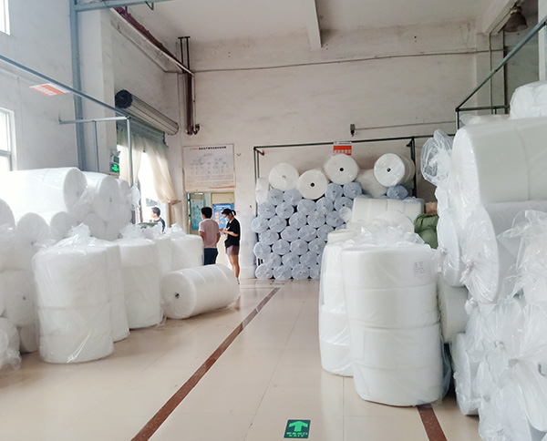 功夫不負有心人，這句話，小編想送給剛拿下120噸口罩針刺棉訂單的東莞智成纖維業(yè)務(wù)符經(jīng)理。每一場合作的背后，都不是一件容易的事，能成功合作，或是客戶覺得合作方品牌可靠，亦或是相關(guān)人員服務(wù)周到。 6月17日，東莞智成纖維業(yè)務(wù)符經(jīng)理終于獲得深圳鐘先生的認可。回憶起與深圳鐘先生初見，是兩天前的6月15日，這次登門拜訪，是深圳鐘先生上門考察東莞智成纖維。此次考察智成，獲得了深圳鐘先生的極大認可，從鐘先生口中得知，鐘先生此前對比了很多廠家，但只有東莞智成纖維的環(huán)境衛(wèi)生能達到他的標(biāo)準(zhǔn)，這也是智成人平時做好7s管理的體現(xiàn)。 6月15日當(dāng)天下午東莞智成纖維業(yè)務(wù)吳總監(jiān)到深圳和鐘先生協(xié)商價格、合作等問題。晚上11點，智成纖維業(yè)務(wù)符經(jīng)理不辭辛勞，把剛打好的樣品送到深圳，讓鐘先生試樣。 第三、第四次，是6月16日，符經(jīng)理帶上張技術(shù)上門進行技術(shù)指導(dǎo)。前前后后兩天時間，終得深圳鐘先生一句：合同馬上簽給你。 前有劉備三顧茅廬，后有智成符經(jīng)理4次登門拜訪，兩者終得盡善盡美。東莞智成纖維的每一位銷售人員，秉承著用心、不懈怠任何一位客戶的工作態(tài)度，為客戶服務(wù)著。