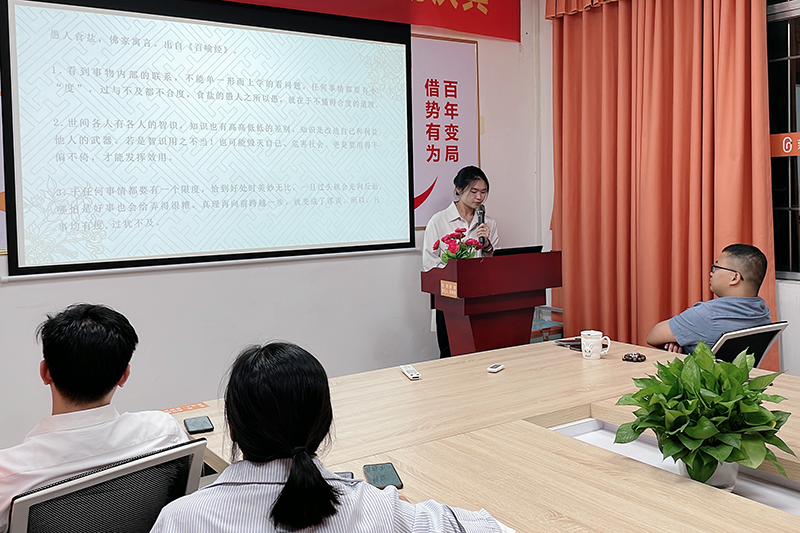 梁湘鈺帶來(lái)的是《愚人食鹽》